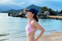 Yến Nhi được khen như "trẻ như em bé" với áo tắm hồng phai, khoe hình...