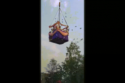 Thế giới - Thái Lan: Nhà sư thuê cần cẩu đưa lên cao rồi rải hơn 100 triệu đồng cho người bên dưới nhặt