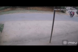 Xe máy - Xe đạp - Clip: Trẻ trâu bốc đầu xe máy và cái kết "buồn"