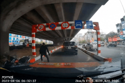 Xe máy - Xe đạp - Clip: Bị nhắc nhở khi đi ngược chiều, thanh niên làm điều ai cũng "sững sờ"