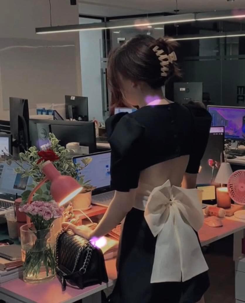 Nữ công sở Việt diện váy 2 dây, áo hở lưng đi làm, gây tranh luận vì 