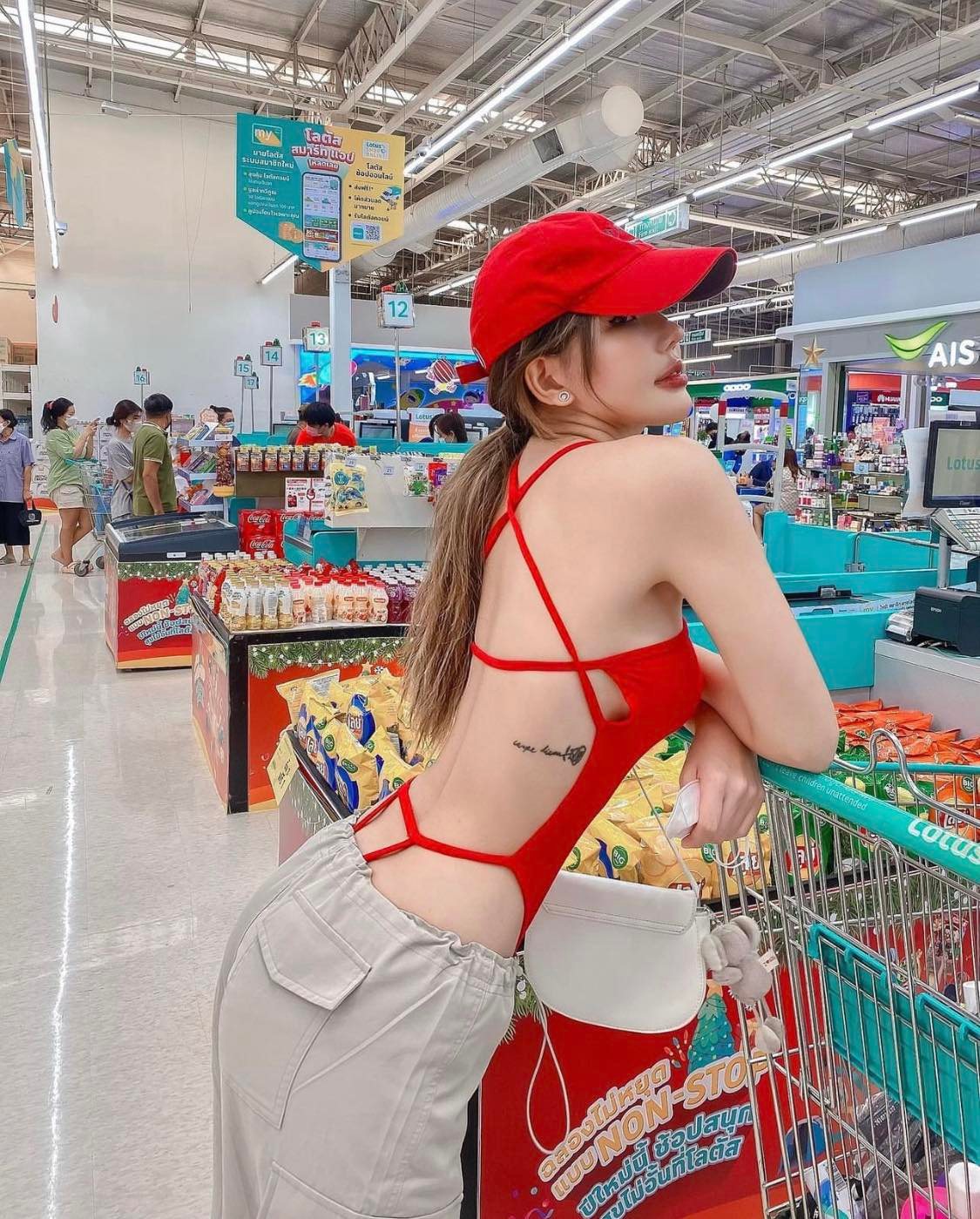 Du học sinh Úc bị phản ứng vì trang phục ở siêu thị - 3