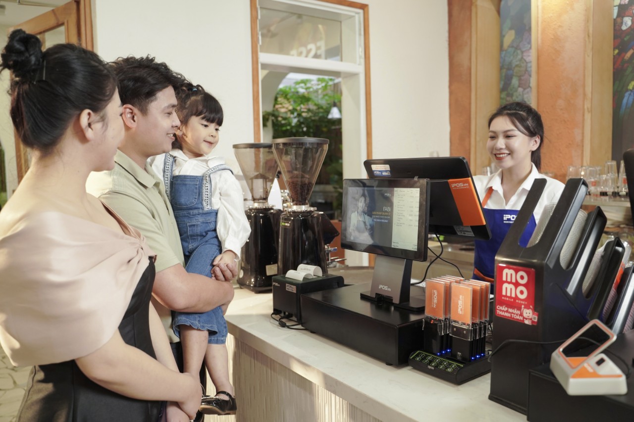 Khách tham quan sẽ được cập nhật và trải nghiệm các công nghệ quản lý mới nhất trong ngành F&amp;B từ iPOS.vn và MoMo.