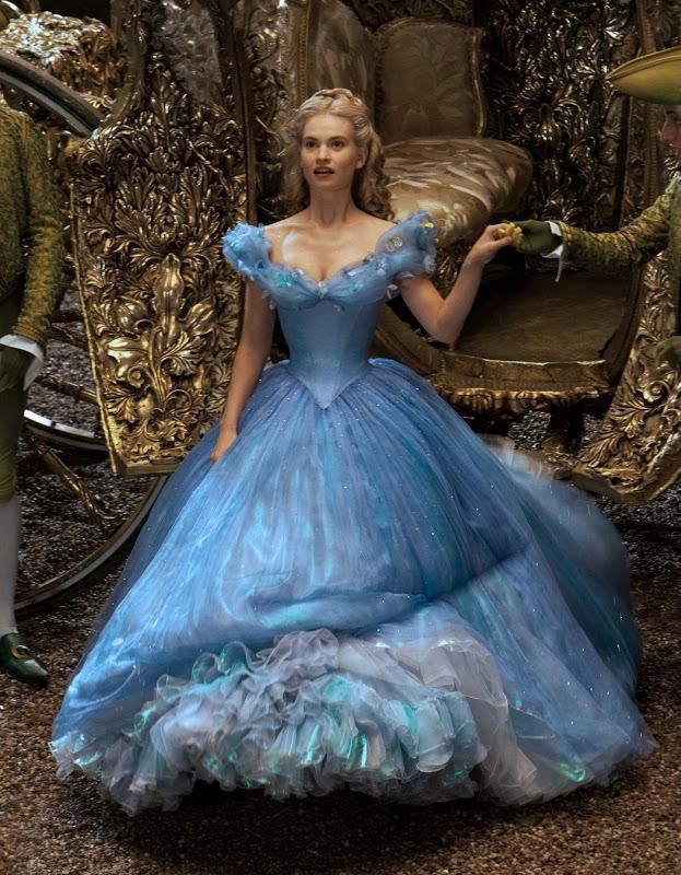 Lily James trong vai Lọ Lem ở Cinderella