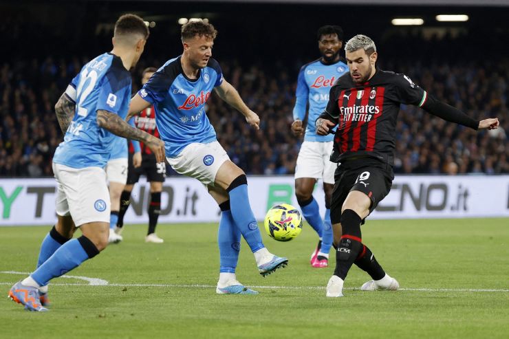 AC Milan (áo đỏ đen) và Napoli đại chiến