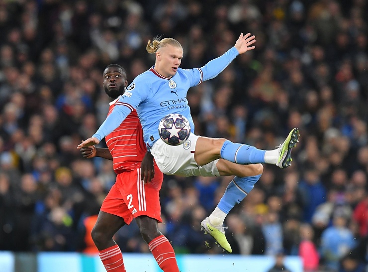 Đúng như dự đoán, các hậu vệ của Bayern Munich đã kèm chặt&nbsp;Erling Haaland ngay từ những phút đầu tiên. "Hùm xám" hiểu rõ được sự nguy hiểm của chân sút chủ lực bên phía Man City.