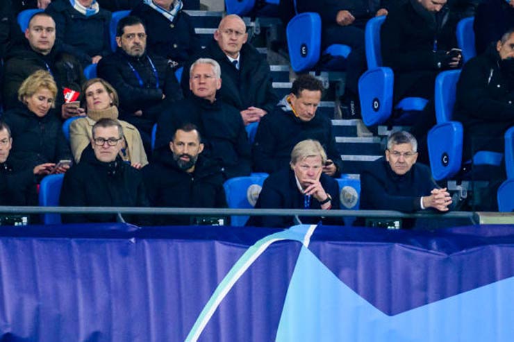 Kahn (tóc vàng), Salihamidzic (bên trái) và chủ tịch Hainer (bên phải), bộ ba quyền lực của Bayern, ngồi thẫn thờ chứng kiến Bayern bị “đè bẹp” bởi Man City