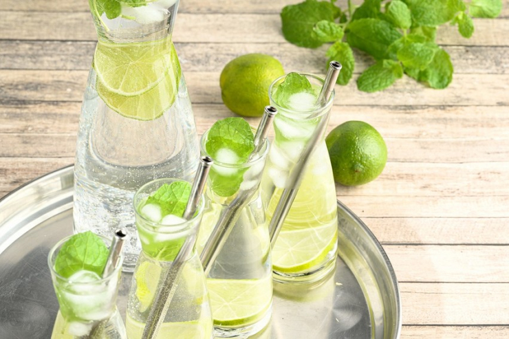 Nên uống nhiều nước và ăn nhiều rau xanh, trái cây để có hơi thở thơm mát. Ảnh: Pixabay