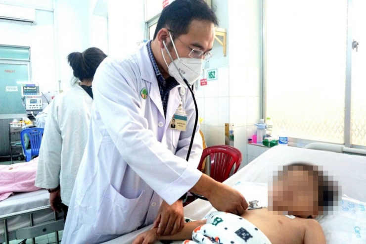 Bé trai ở Tây Ninh được cấp cứu kịp thời sau khi ngộ độc do dùng thuốc hạ sốt quá liều. Ảnh: Zing