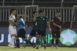 Bóng đá - Trọng tài "bẻ còi" gây sốc giúp TP. Hồ Chí Minh thoát thua Bình Định