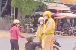 Tin tức trong ngày - Lý do nam thanh niên quỳ gối trước CSGT lan truyền trên mạng