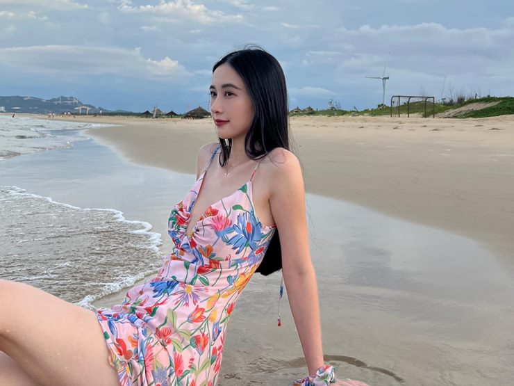 Một trong những bí quyết giúp Jun Vũ có vòng eo thon gọn là luôn hóp bụng.

