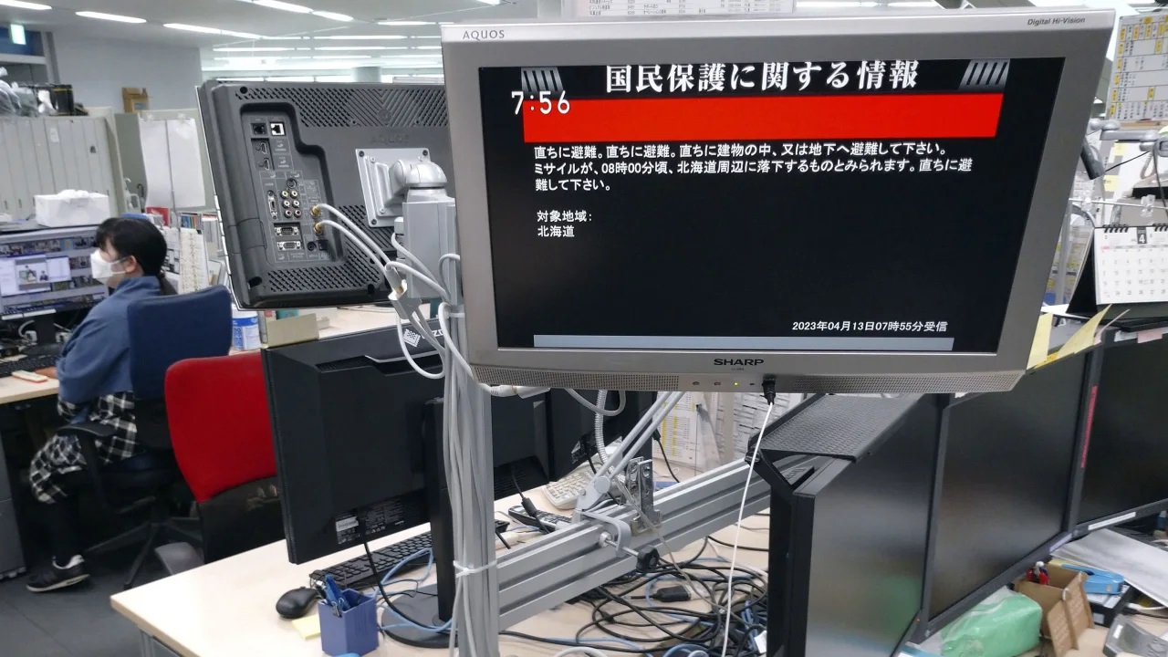 Cảnh báo J-Alert hiện lên ở màn hình máy tính của một văn phòng (ảnh: NHK)