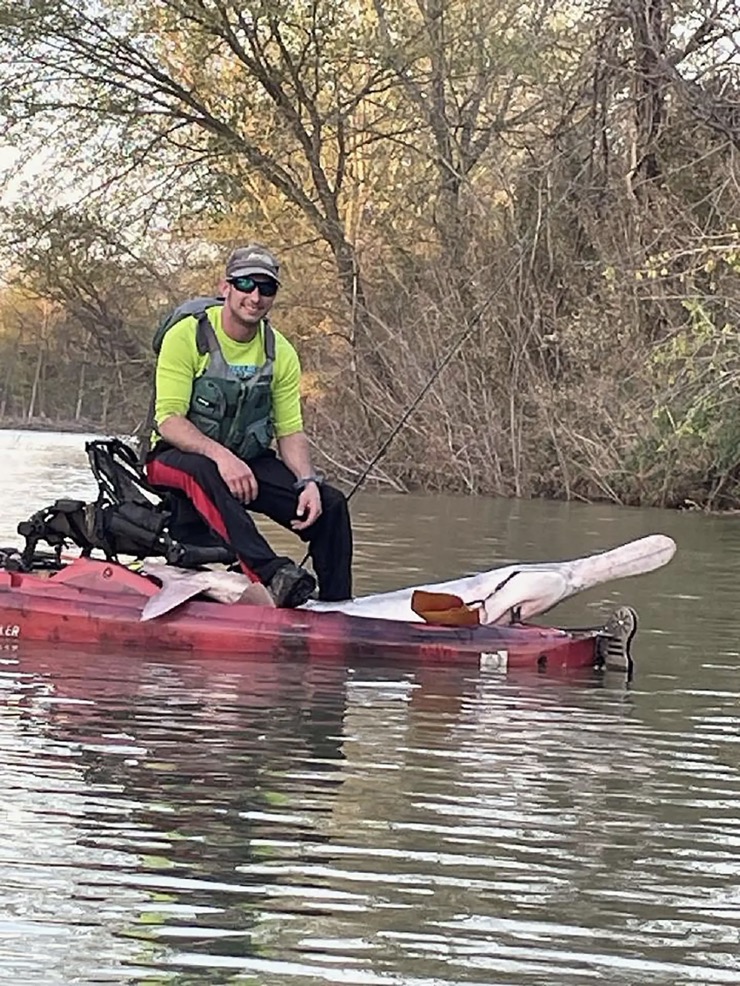 Cần thủ câu được con cá tầm thìa khi đi thuyền kayak.