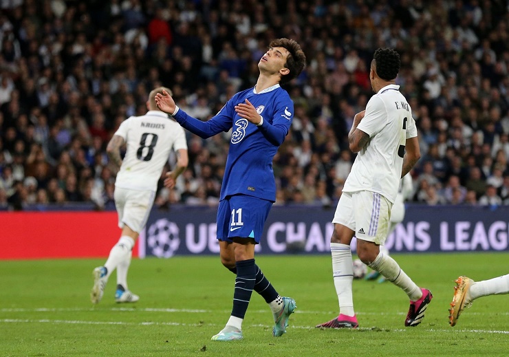 Các vị khách Chelsea nhập cuộc không đến nỗi nào. Ngay phút thứ hai, Kante chọc khe thông minh mở ra cơ hội ngon ăn cho Felix nhưng cú dứt điểm của “tiểu Ronaldo” không thể đánh bại thủ thành Courtois.