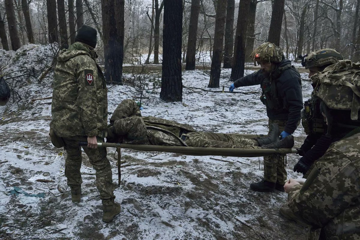 Binh sĩ Ukraine bị thương, được đưa khỏi chiến trường bằng cáng (ảnh: CNN)