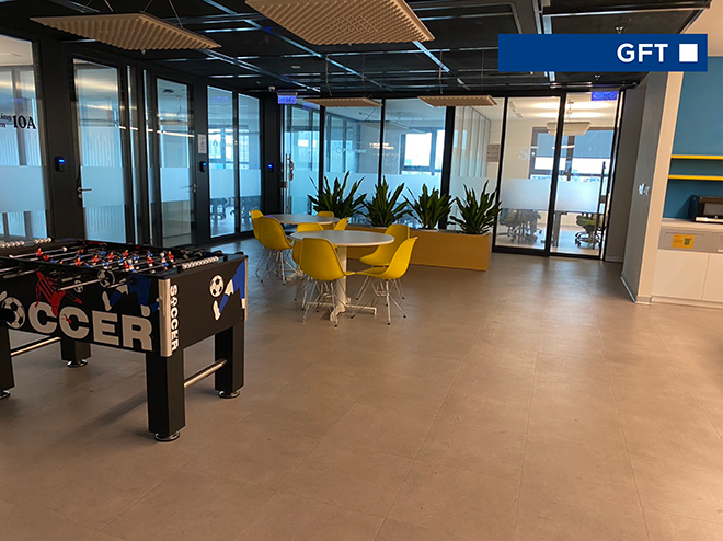 “Nhiều anh em lập trình viên cũng thường xuyên lên văn phòng để thuận tiện thảo luận công việc, tranh thủ “ôm” bàn bi lắc để “xả stress” cùng nhau nữa!” - chị Kim Anh tiết lộ.