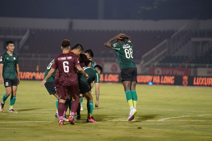 Trọng tài &#34;bẻ còi&#34; gây sốc giúp TP. Hồ Chí Minh thoát thua Bình Định - 2