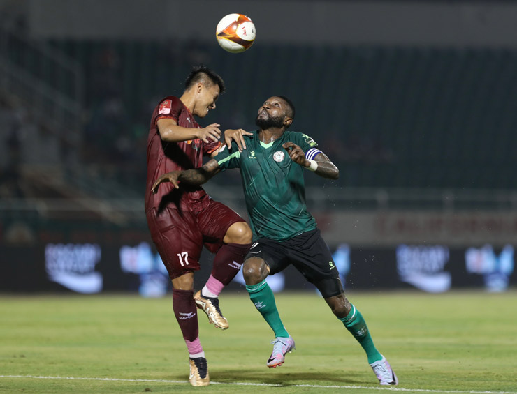 Lê Ngọc Bảo áp sát Hoàng Vũ Samson