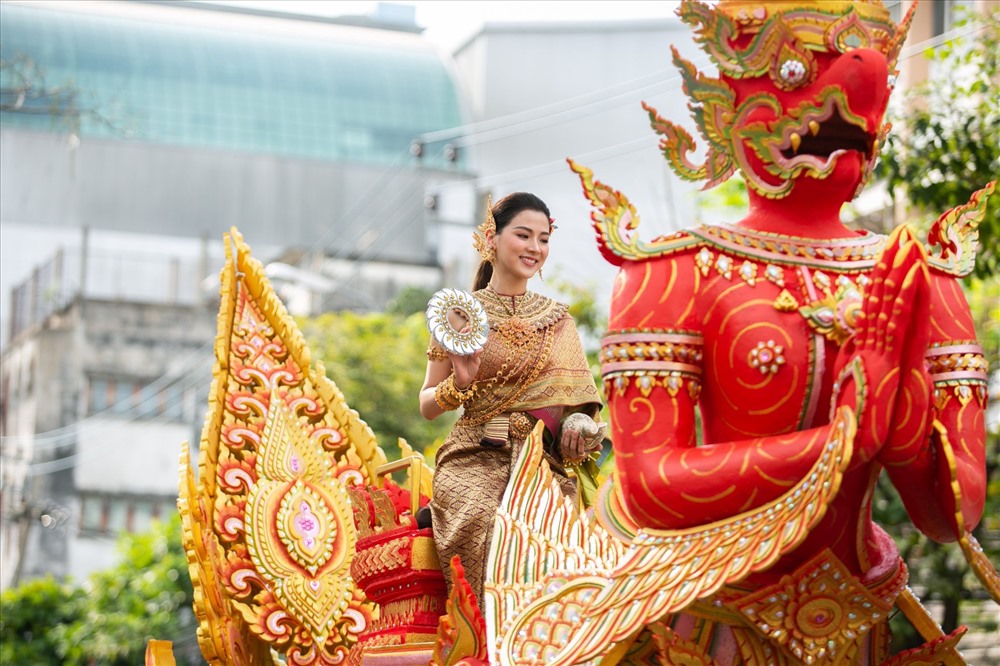 Sau&nbsp;Taew Natapohn,&nbsp;Baifern Pimchanok là gương mặt tiếp theo thường xuyên xuất hiện tại lễ hội Songkran. Tạo hình "nữ thần&nbsp;Nang Thungsa" của cô "gây bão" trên MXH năm 2019.