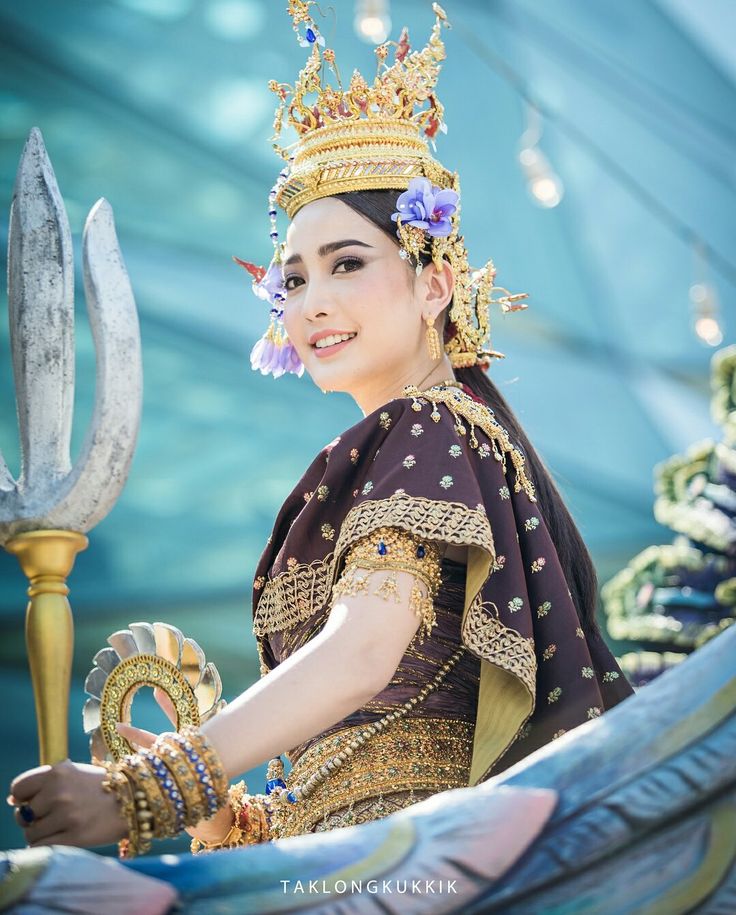 Ngoài lễ hội Songkran, cô còn được mời xuất hiện trong các buổi lễ quan trọng để thực hiện điệu múa truyền thống.