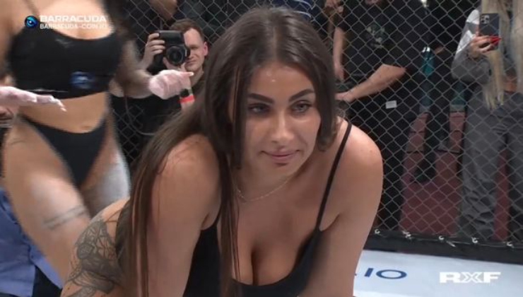 Hai cô gái thể hiện khả năng chịu đau tuyệt vời