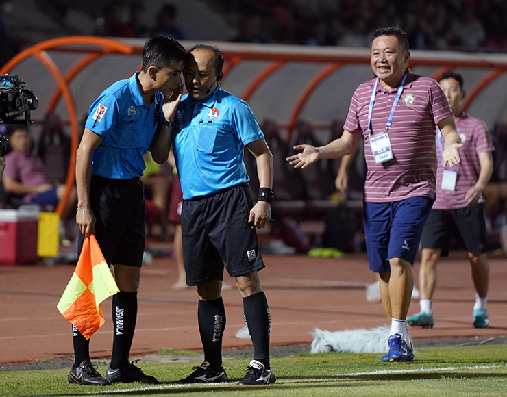 Trọng tài chính Vũ Nguyên Vũ tham khảo ý kiến trợ lý trước khi "bẻ còi".