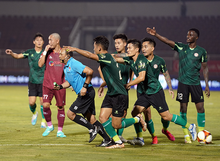 Trọng tài "bẻ còi" giúp TP.HCM được hưởng phạt đền.