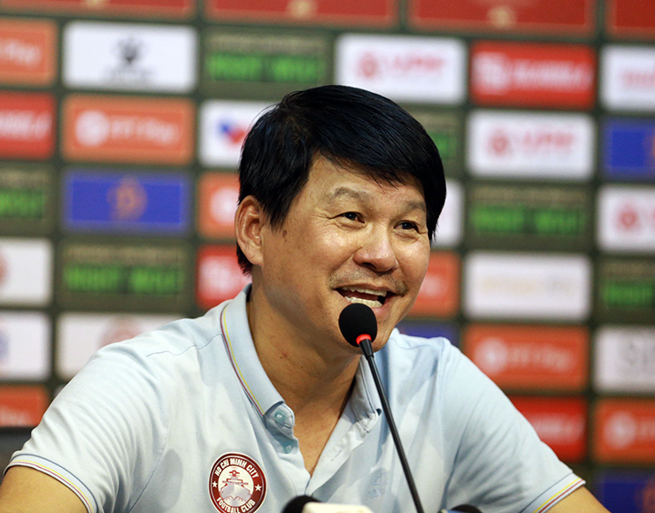 HLV Vũ Tiến Thành cười tươi trong phòng họp báo sau trận đấu giữa TP.HCM và Bình Đinh.