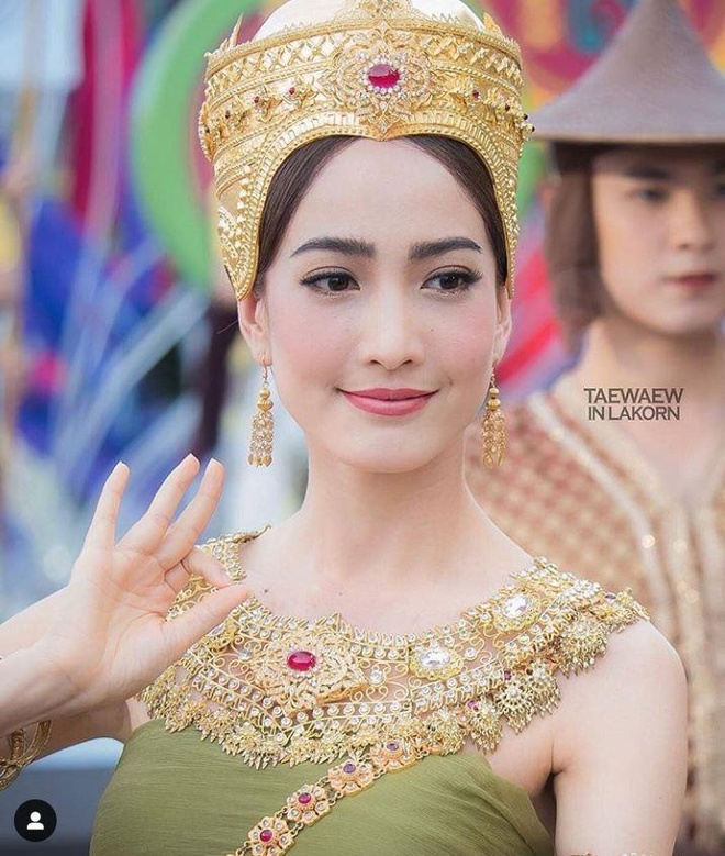 Taew Natapohn&nbsp;là gương mặt quen thuộc tại lễ hội Songkran.