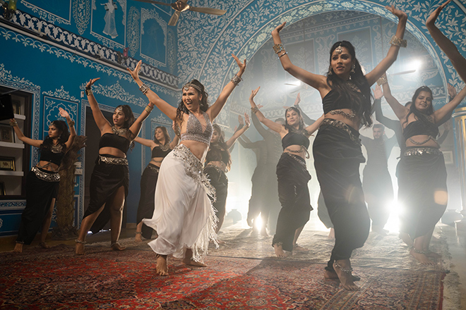 Dàn vũ công Bollywood xuất hiện trong MV của Võ Hạ Trâm