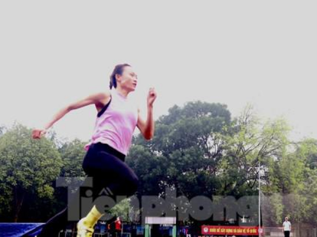 Thể thao - Điền kinh Việt Nam tập luyện dưới mưa, nỗ lực vượt khó ở SEA Games 32