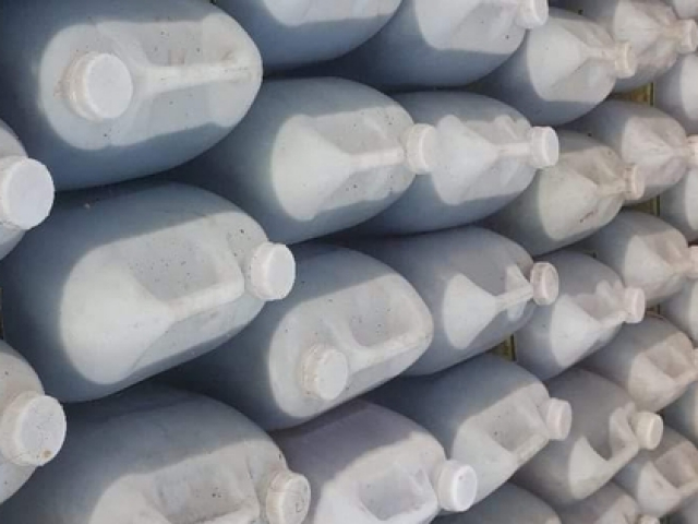 Thị trường - Tiêu dùng - Hàng ngàn lít dầu ăn 'bẩn' màu đen như dầu luyn suýt ''tuồn'' ra thị trường