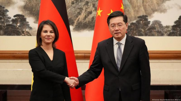 Bà Baerbock và ông Tần Cương gặp gỡ ở Bắc Kinh. Ảnh: DW