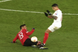 Tranh cãi sao Sevilla đạp Casemiro vẫn thoát thẻ đỏ, fan MU nổi điên