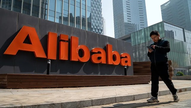 Alibaba chao đảo sau khi ông lớn SoftBank bán 7,2 tỷ USD cổ phần.