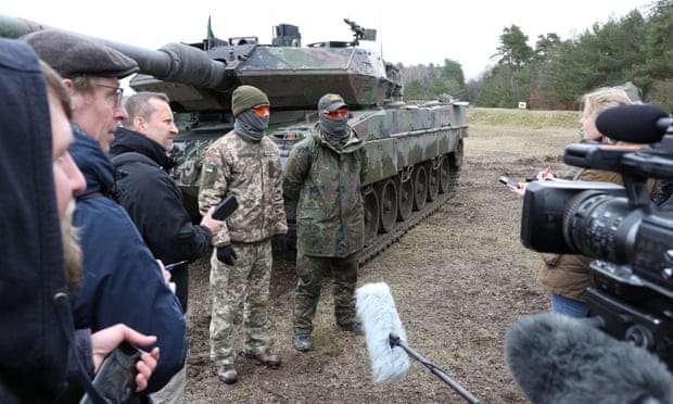 Quân đội Ukraine nói chuyện với truyền thông sau khi hoàn thành khóa huấn luyện về xe tăng Leopard 2 tại thao trường Bergen của Đức. Ảnh: Bundeswehr/Reuters