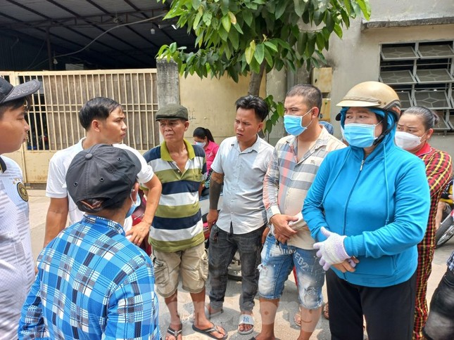 Sáng đi làm nhận tin nhà máy đóng cửa, công nhân ''cầu cứu'' khắp nơi - 2