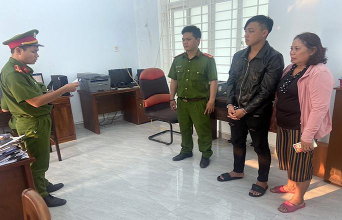Lực lượng chức năng đọc lệnh bắt đối tượng Lê Ngọc Phú