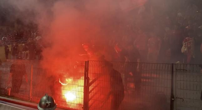 Pháo sáng có thể gây ảnh hưởng tới sức khoẻ khán giả khi đốt trong sân vận động.