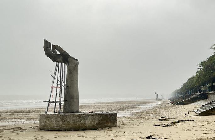 Yêu cầu báo cáo việc xây dựng 5 bàn tay khổng lồ ở bờ biển nổi tiếng Thanh Hóa - 1