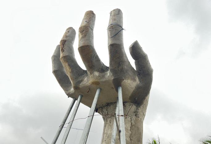 Yêu cầu báo cáo việc xây dựng 5 bàn tay khổng lồ ở bờ biển nổi tiếng Thanh Hóa - 2