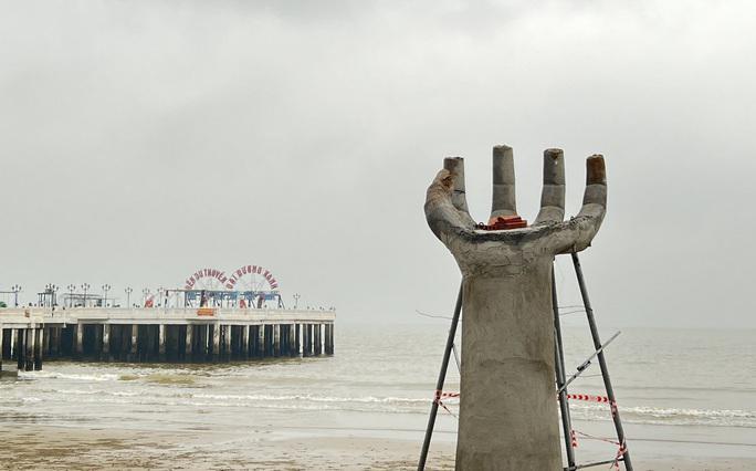 Yêu cầu báo cáo việc xây dựng 5 bàn tay khổng lồ ở bờ biển nổi tiếng Thanh Hóa - 3