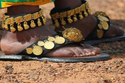 Kinh doanh - Nơi cả xóm làng rủ nhau đeo vàng khoe giàu, của cải chất núi từ đời cha ông