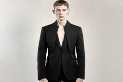 Thời trang - Alexander McQueen lựa chọn trang phục cắt may sắc nét cho Pre-FW23
