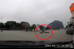 Tin tức trong ngày - Clip: Lái xe SH tạt đầu liên tiếp 2 ô tô, tài xế gây họa khiến người ngồi sau nằm gục