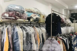 Thị trường - Tiêu dùng - Nồm ẩm kéo dài, dịch vụ giặt là quá tải, thiết bị hút ẩm mini đắt khách