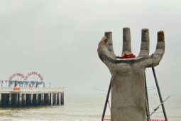 Tin tức trong ngày - Yêu cầu báo cáo việc xây dựng 5 bàn tay khổng lồ ở bờ biển nổi tiếng Thanh Hóa