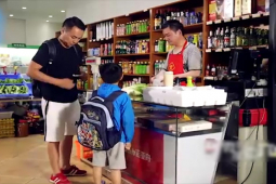 Clip hài hước - Ông bố tủi thân khi tiền còn ít hơn cả con trai!