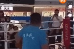 Thể thao - Nhà sư Thiếu Lâm bị võ sĩ nghiệp dư hạ knock-out sau hai đấm, nằm thở dốc xin hàng